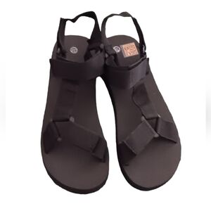 - - RUBBER STRAPPY SANDALS. NWT